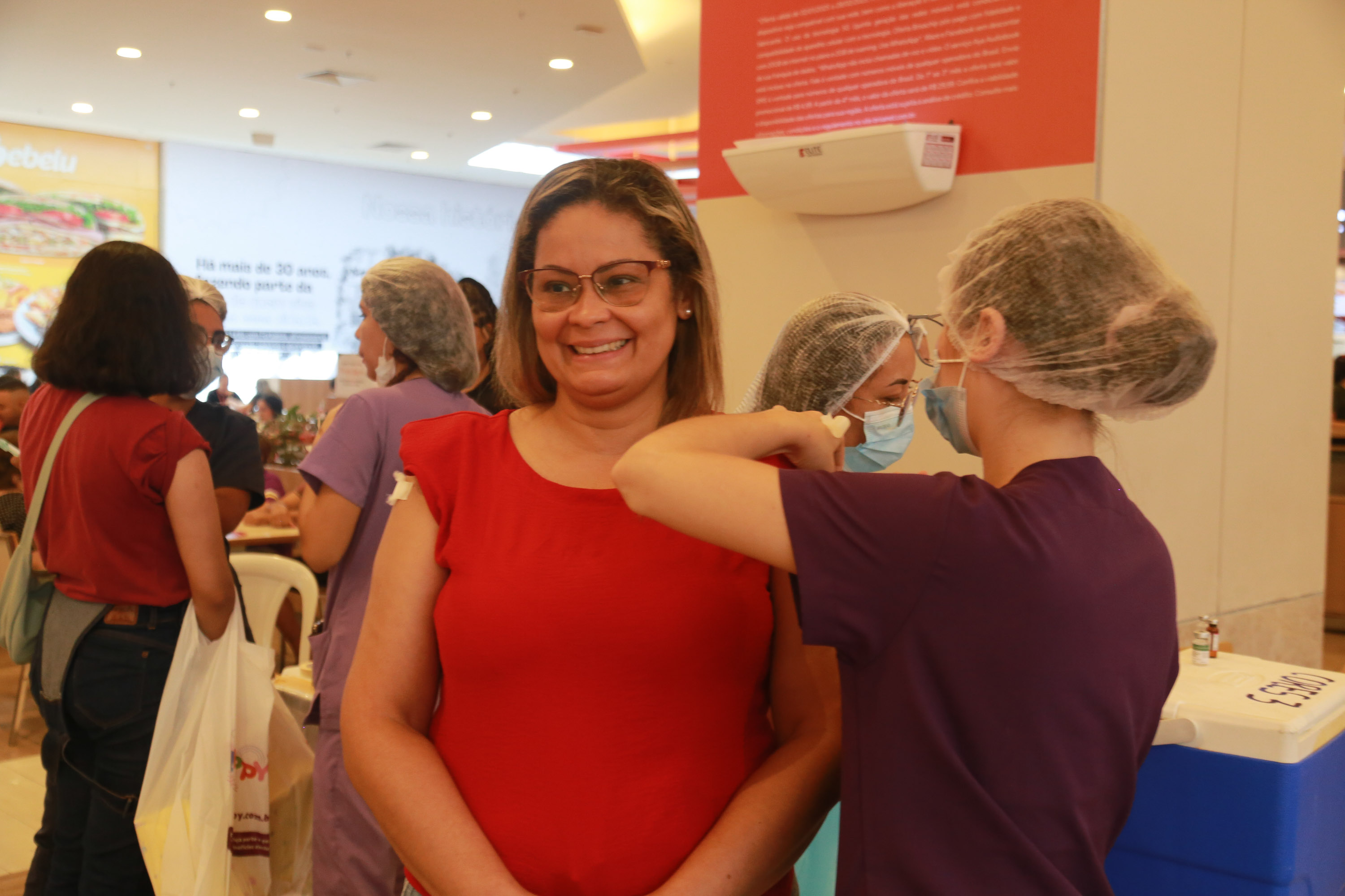 mulher sendo vacinada