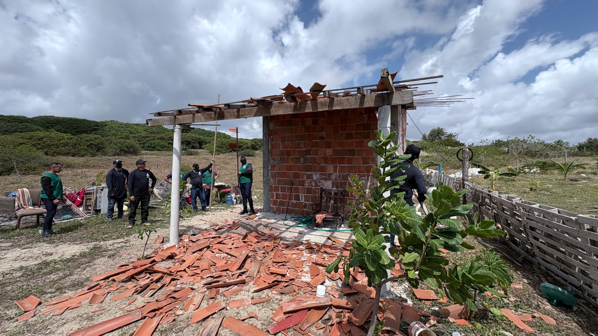 Agentes da Agefis demolem construção irregular dentro do Parque da Sabiaguaba
